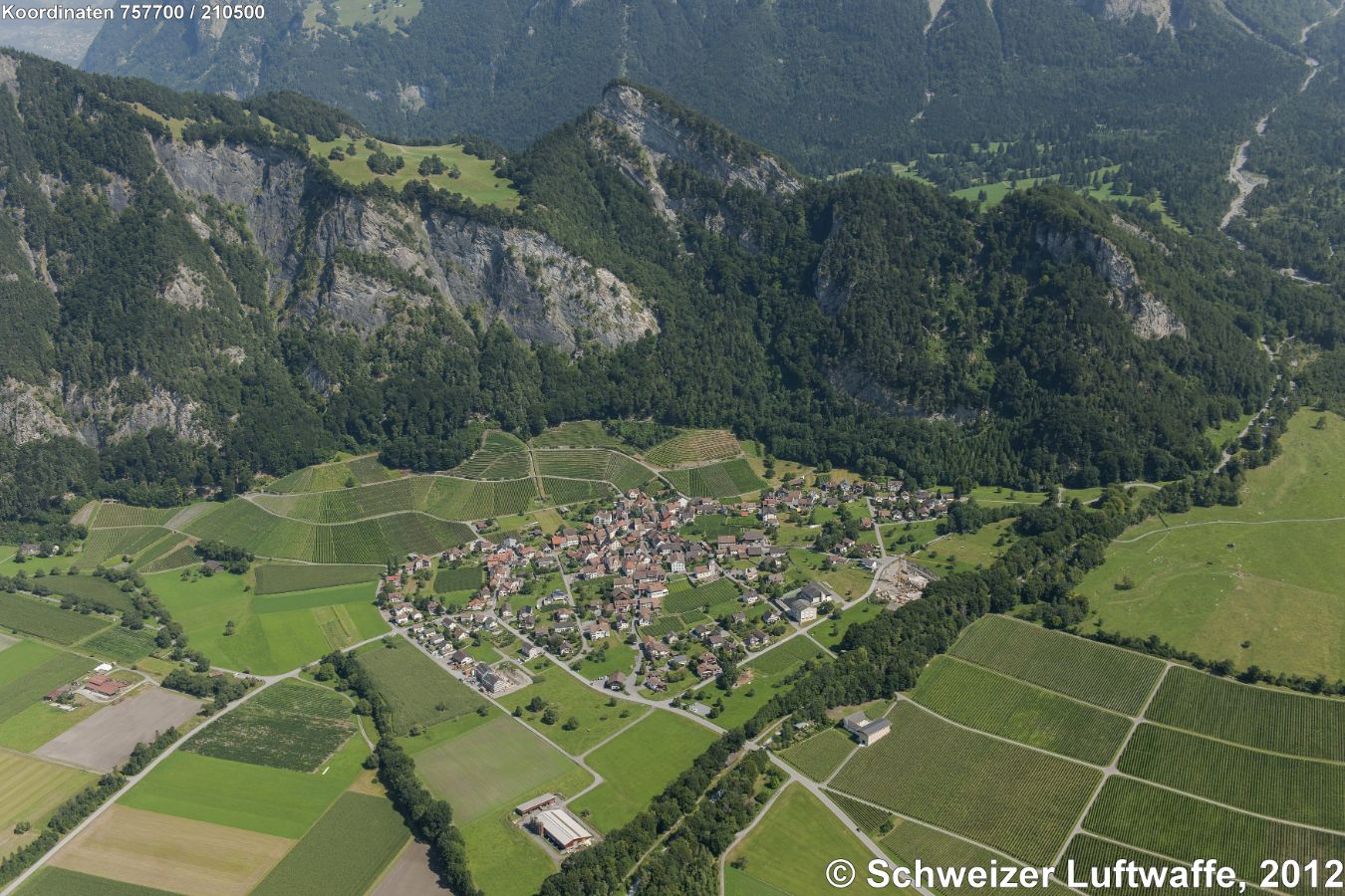 'Bündner Herrschaft': Fläsch, Rebflächen 'Ober Wingert' am 'Schnielskopf'. Rechts im Bild Eingang zur St. Luzisteig (Rätoromanisch: Sogn Gliezi). Fläsch erhielt 2010 vom Schweizer Heimatschutz den Wakkerpreis für innovative Ortsplanung.